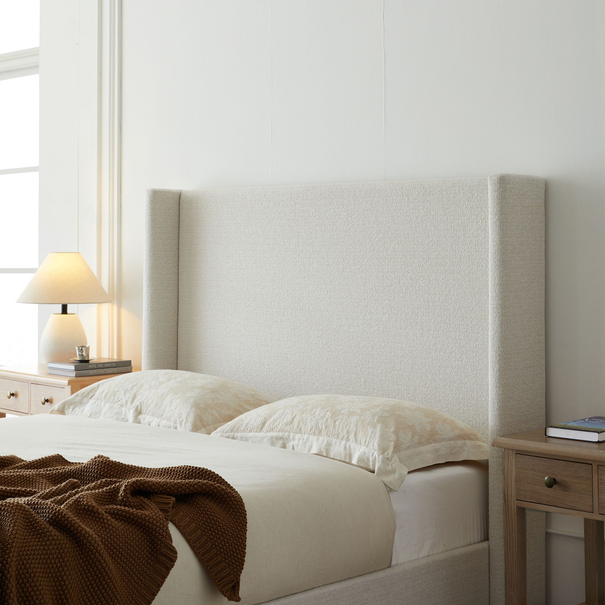 Hosford - Minimalist Upholstered Wingback Bed With Wood Base Platform